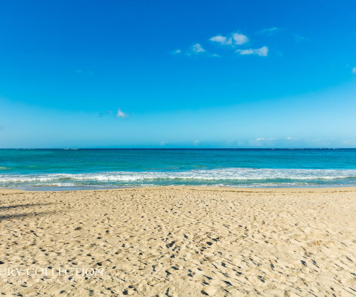 Modern condo at the Condado Beach area that features 3 bedrooms, 2 full bathrooms, a powder room, storage room and three parking spaces. Carrion Court Plaza Luxury Collection Real Estate Puerto Rico