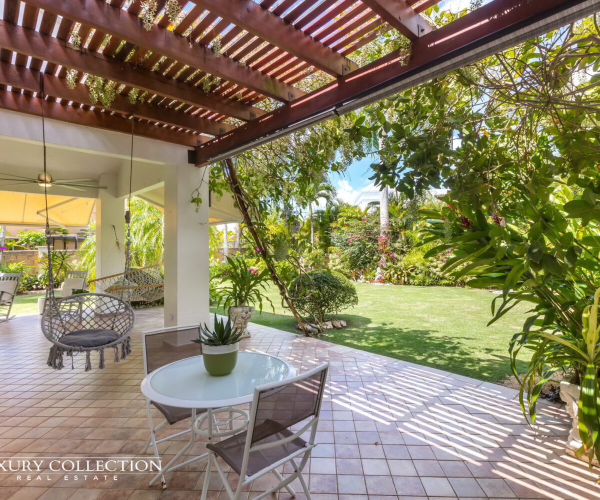 Paseo Las Palmas house at Dorado, Puerto Rico for sale. 4 bedrooms, 3.5 full bathrooms, covered terrace with carefully groomed landscaping.