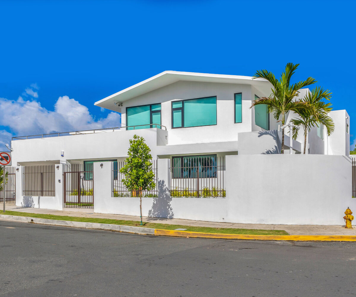Park Boulevard house for rent next to Ocean Park and Condado, 6 Bedrooms, 4 Bathrooms, with ocean views and next to the beach. luxury collection real estate puerto rico