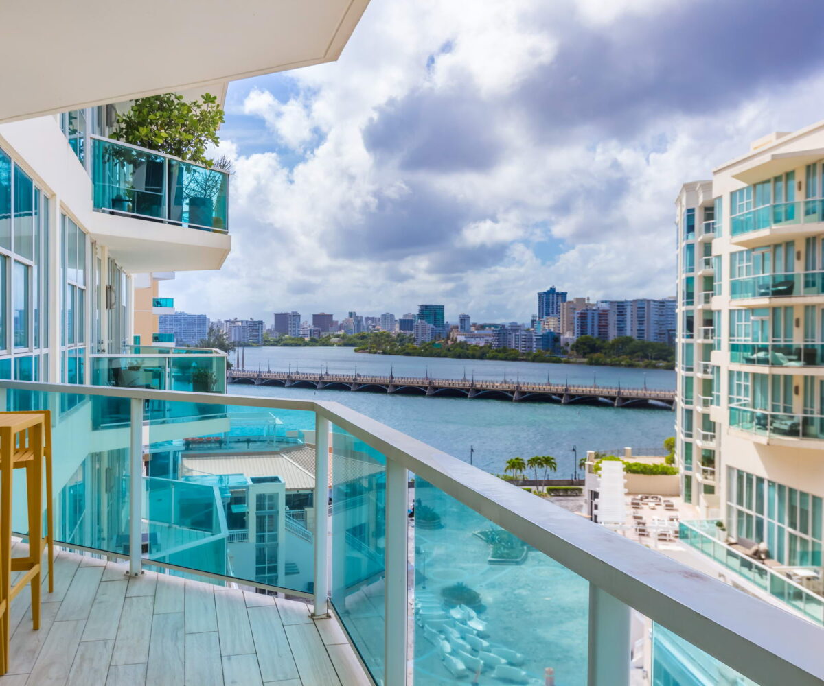 Condo for sale at Bahía Plaza in Condado with ocean view. Turnkey furnished with 2 bedroom 2.5 bathroom and 2 parkings. At Paseo Caribe.