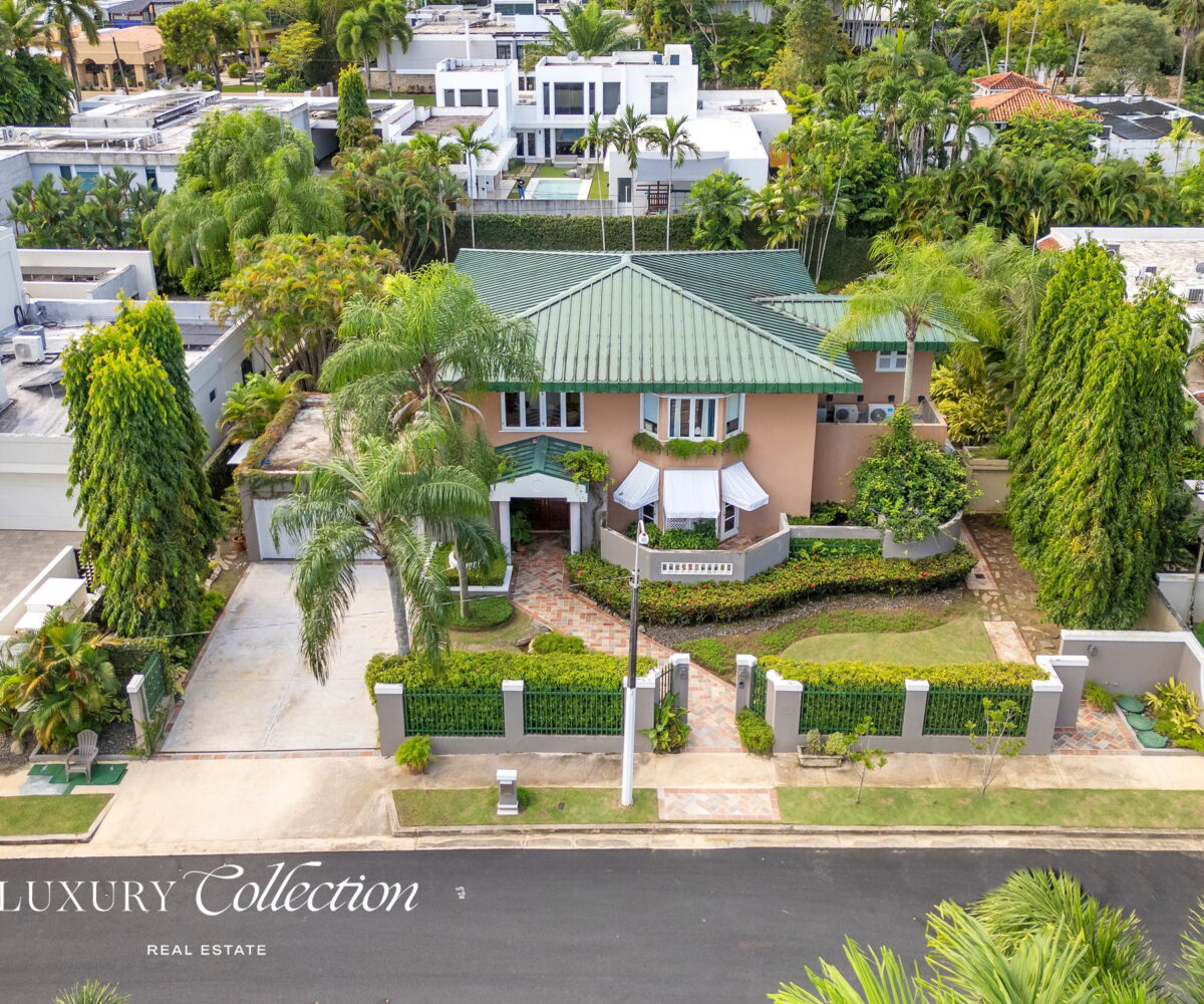 Garden Hills North neighborhood, Guaynabo. Spacious backyard. With 4 beds, 4 baths, 2 car garage. Luxury Collection Real Estate, Puerto Rico.