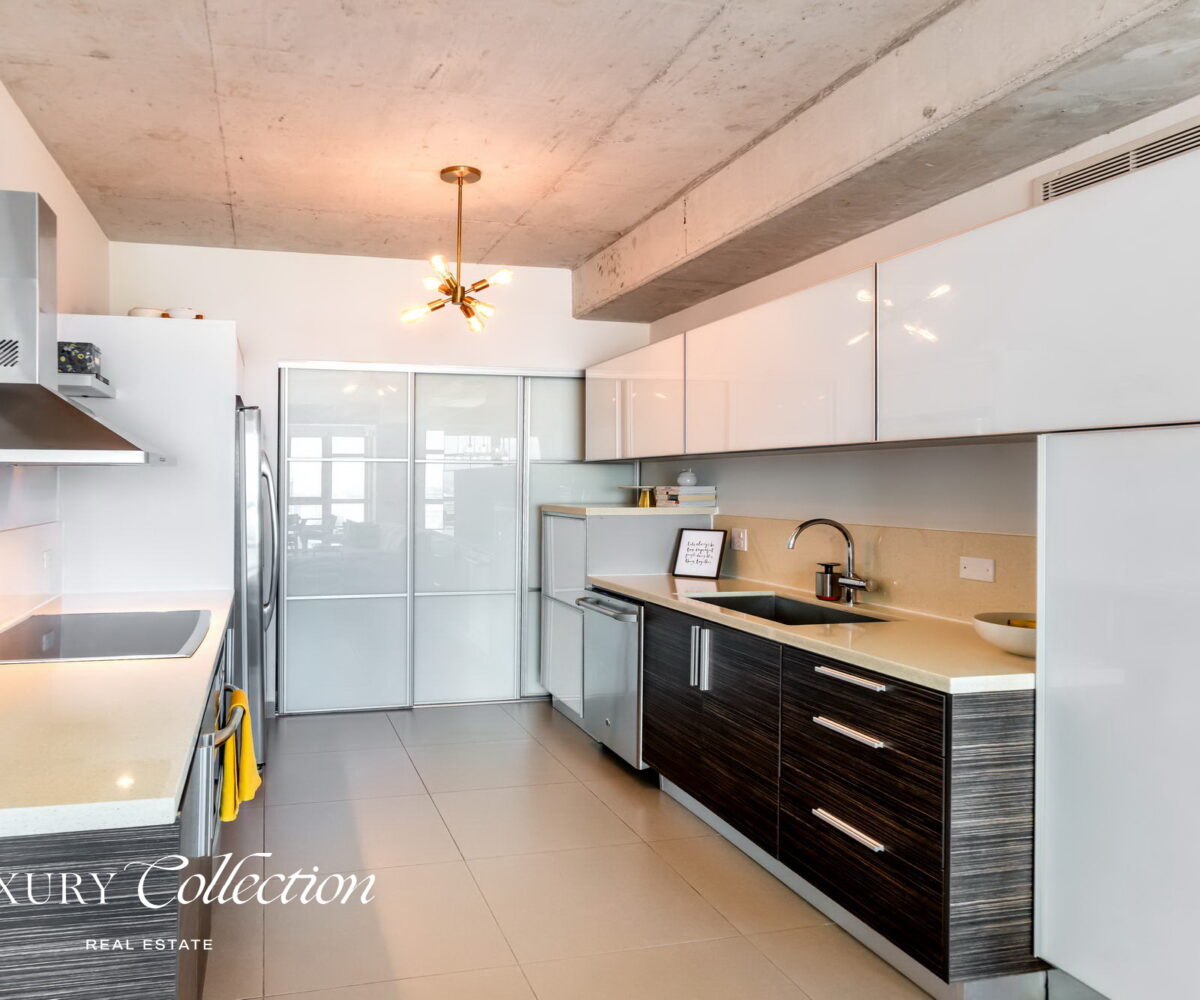 Condominio Atlantis 1604 1,126 Sq. Ft. | 1 Bed | 2 Baths | 2 Parkings Full Power Generator | 24/7 Security | Gym Live elevated in this exceptional 16th-floor residence, offering panoramic east-facing views of the Atlantic Ocean, Condado Lagoon, Luis Muñoz Rivera Park and El Náutico Marina.