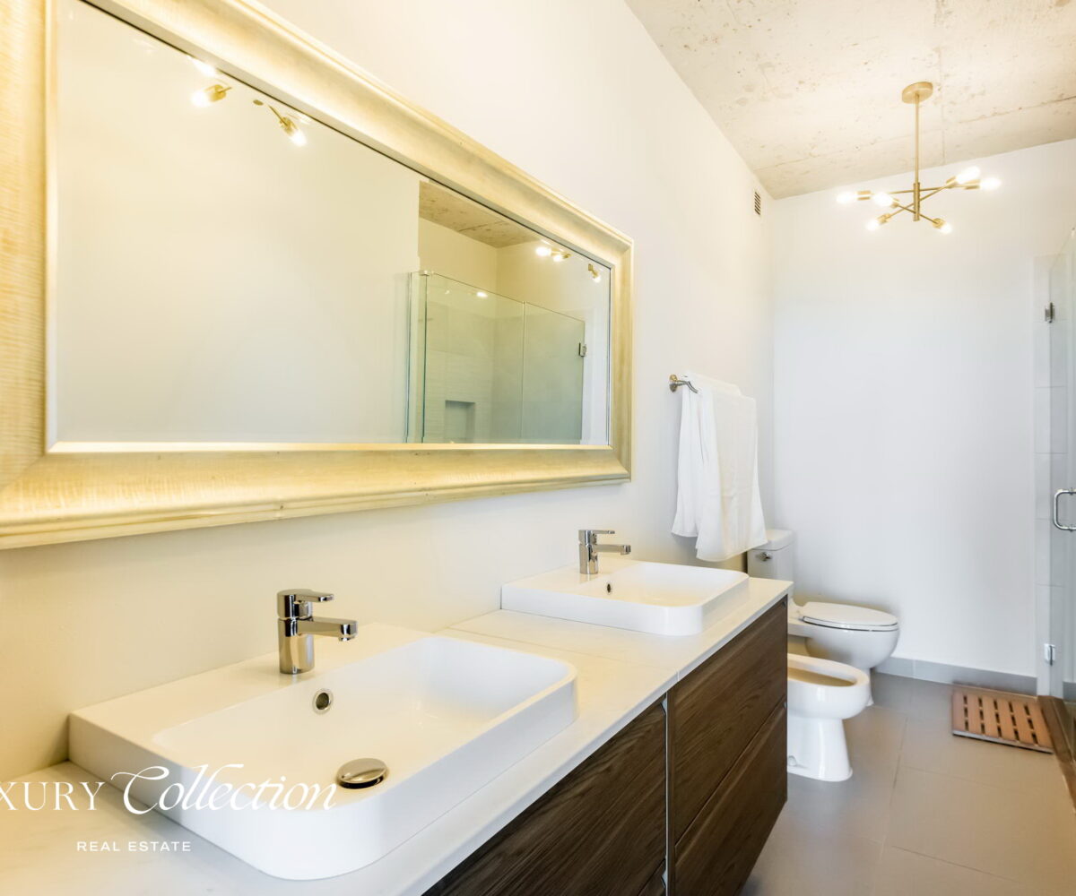 Condominio Atlantis 1604 1,126 Sq. Ft. | 1 Bed | 2 Baths | 2 Parkings Full Power Generator | 24/7 Security | Gym Live elevated in this exceptional 16th-floor residence, offering panoramic east-facing views of the Atlantic Ocean, Condado Lagoon, Luis Muñoz Rivera Park and El Náutico Marina.