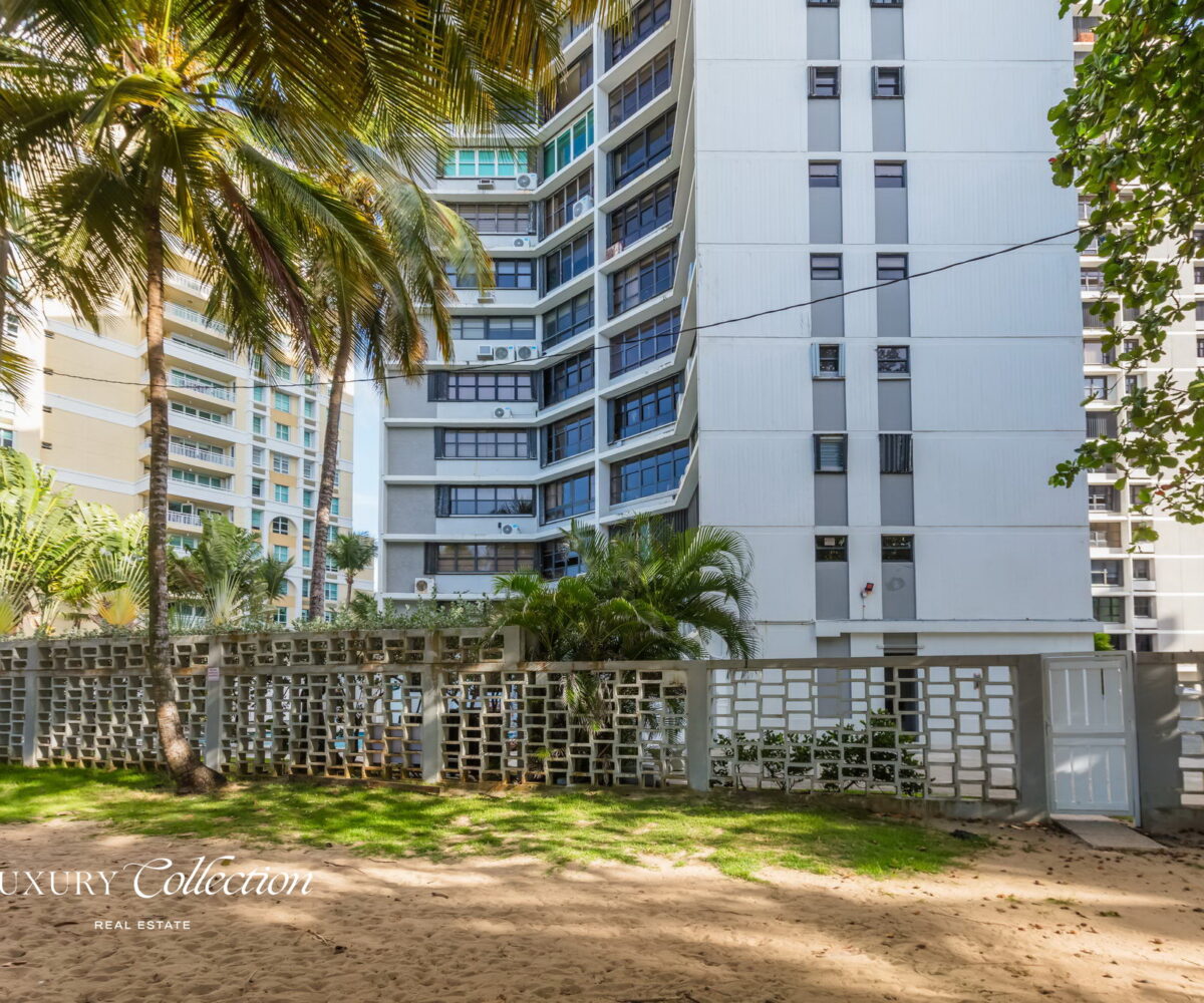 Beachfront apartment located in the Ocean Park area. This bright residence offers 2 bedrooms (convertible to 3) and 2 full bathrooms.