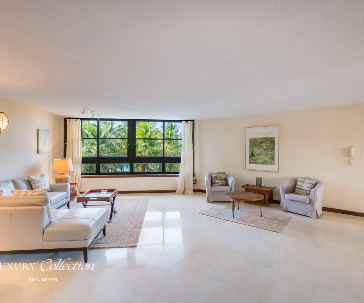 Beachfront apartment located in the Ocean Park area. This bright residence offers 2 bedrooms (convertible to 3) and 2 full bathrooms.