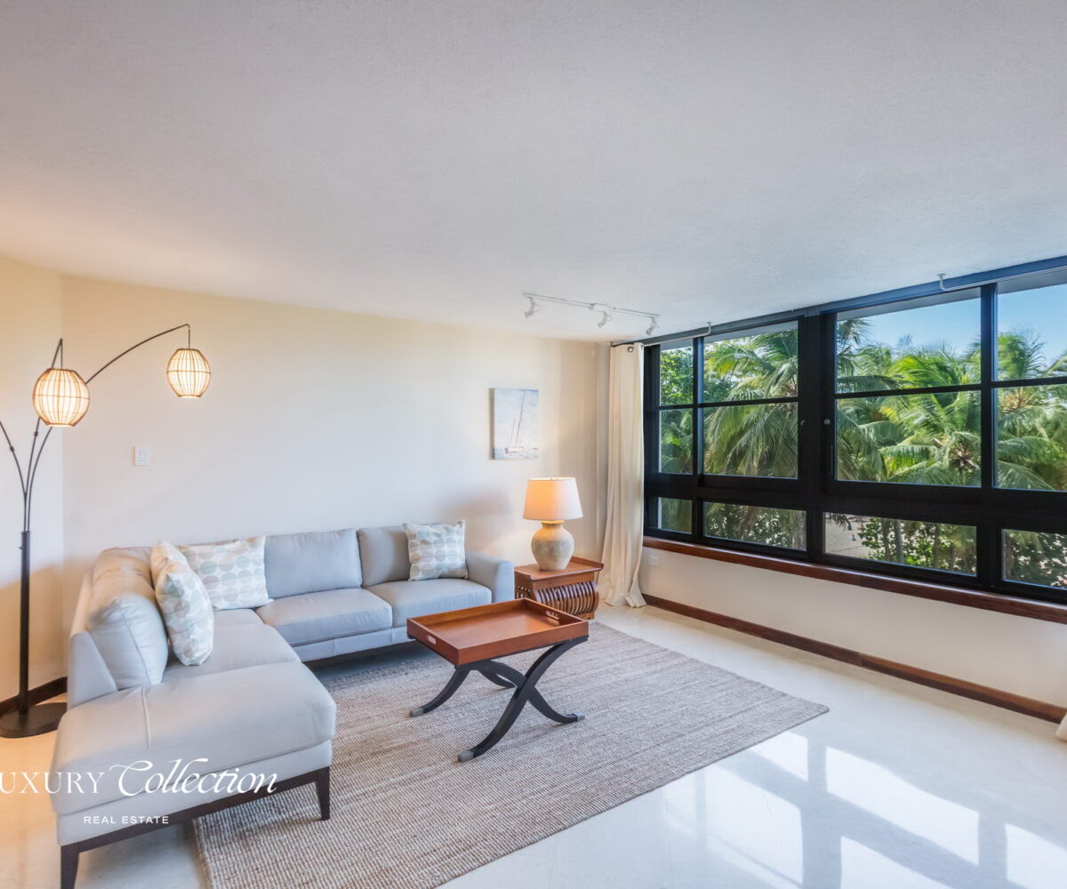 Beachfront apartment located in the Ocean Park area. This bright residence offers 2 bedrooms (convertible to 3) and 2 full bathrooms.