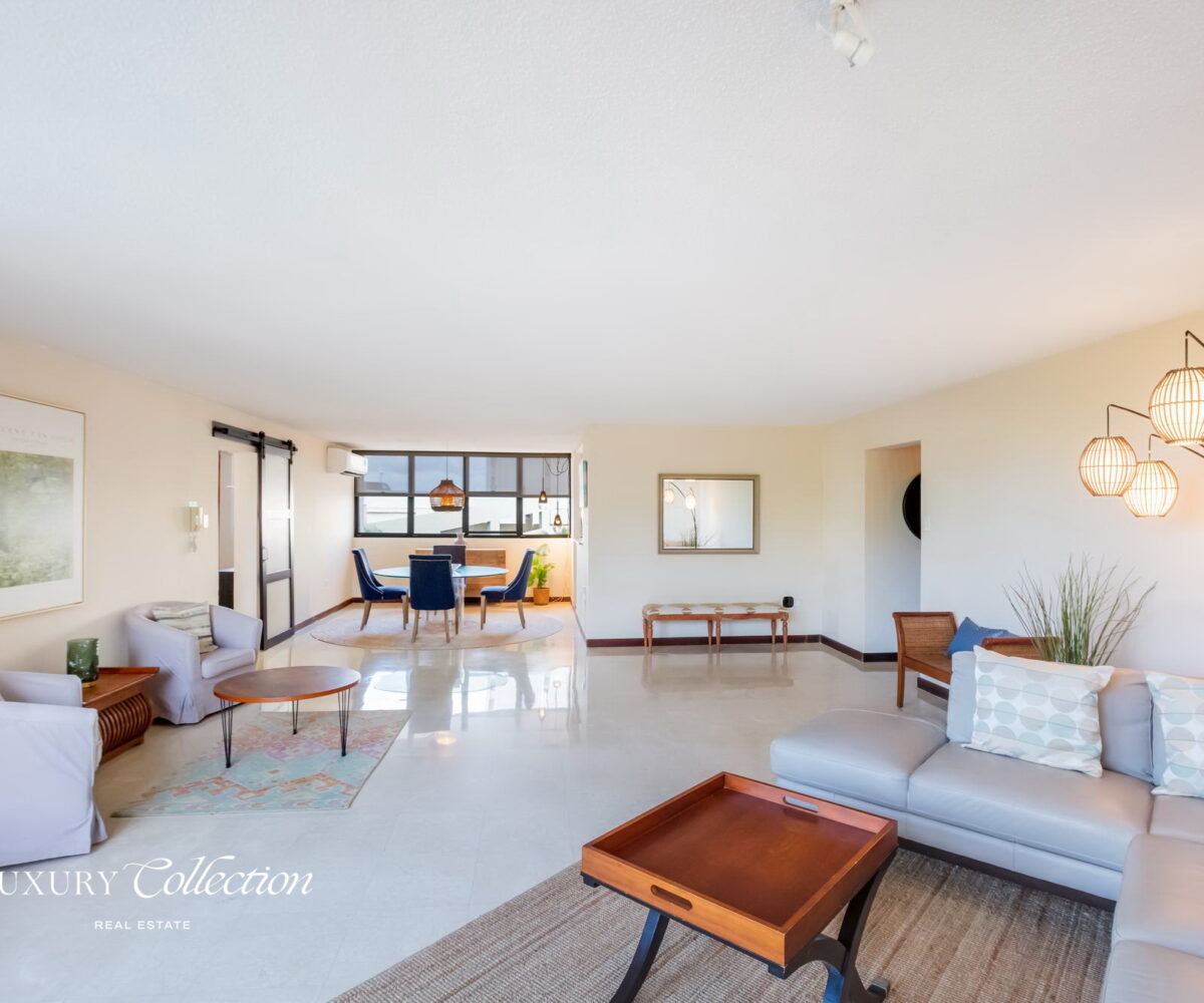 Beachfront apartment located in the Ocean Park area. This bright residence offers 2 bedrooms (convertible to 3) and 2 full bathrooms.