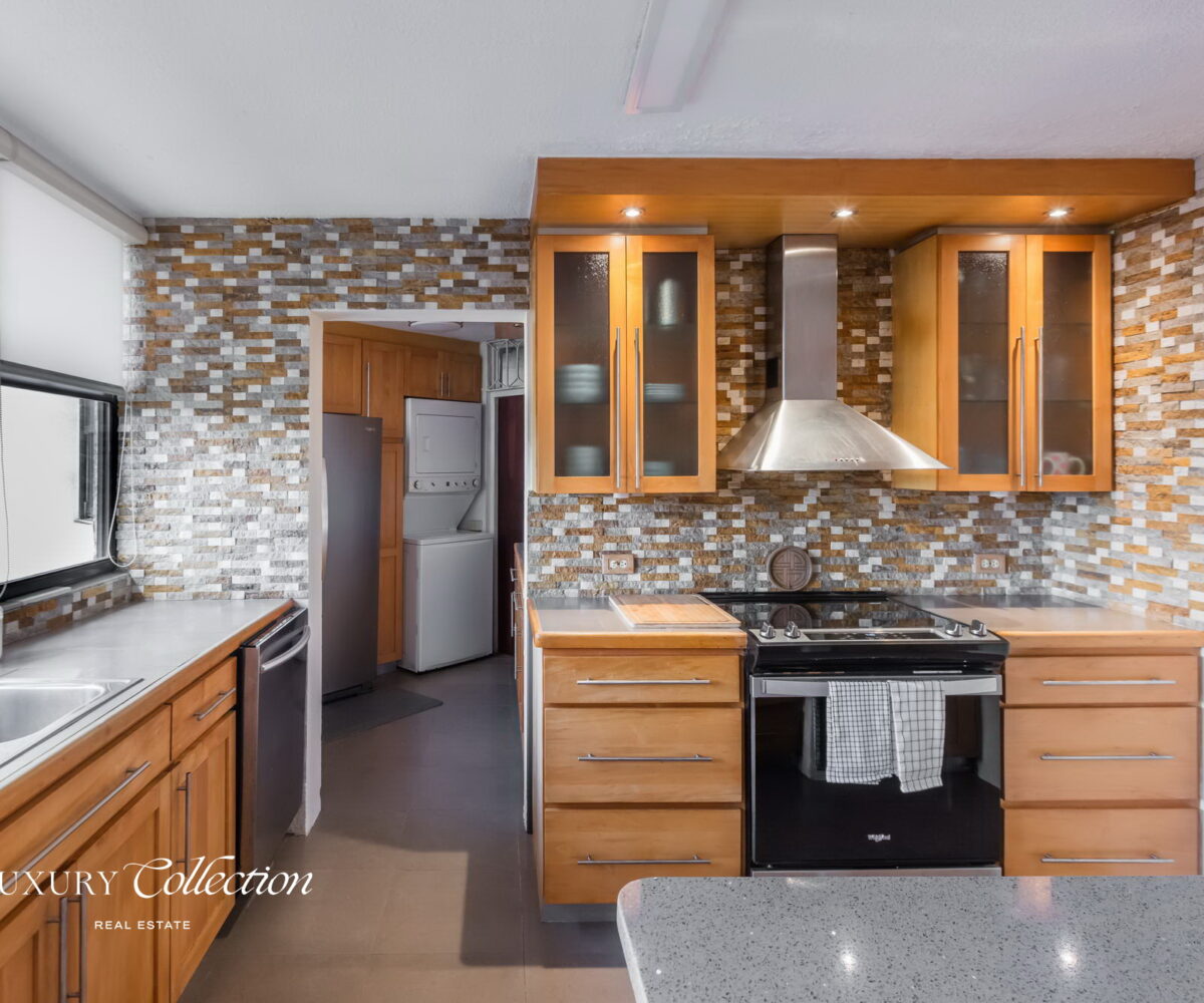 Beachfront apartment located in the Ocean Park area. This bright residence offers 2 bedrooms (convertible to 3) and 2 full bathrooms.