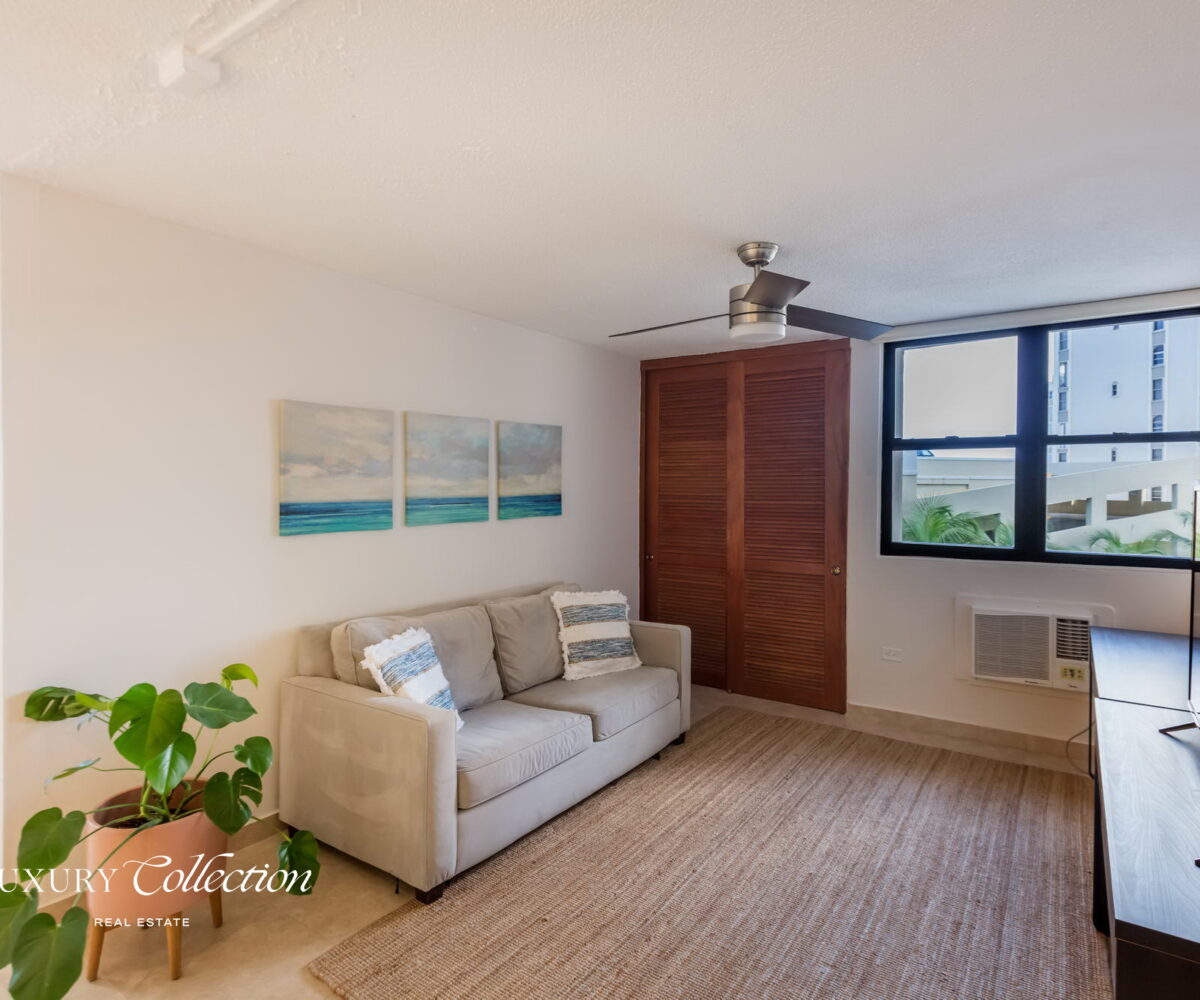 Beachfront apartment located in the Ocean Park area. This bright residence offers 2 bedrooms (convertible to 3) and 2 full bathrooms.