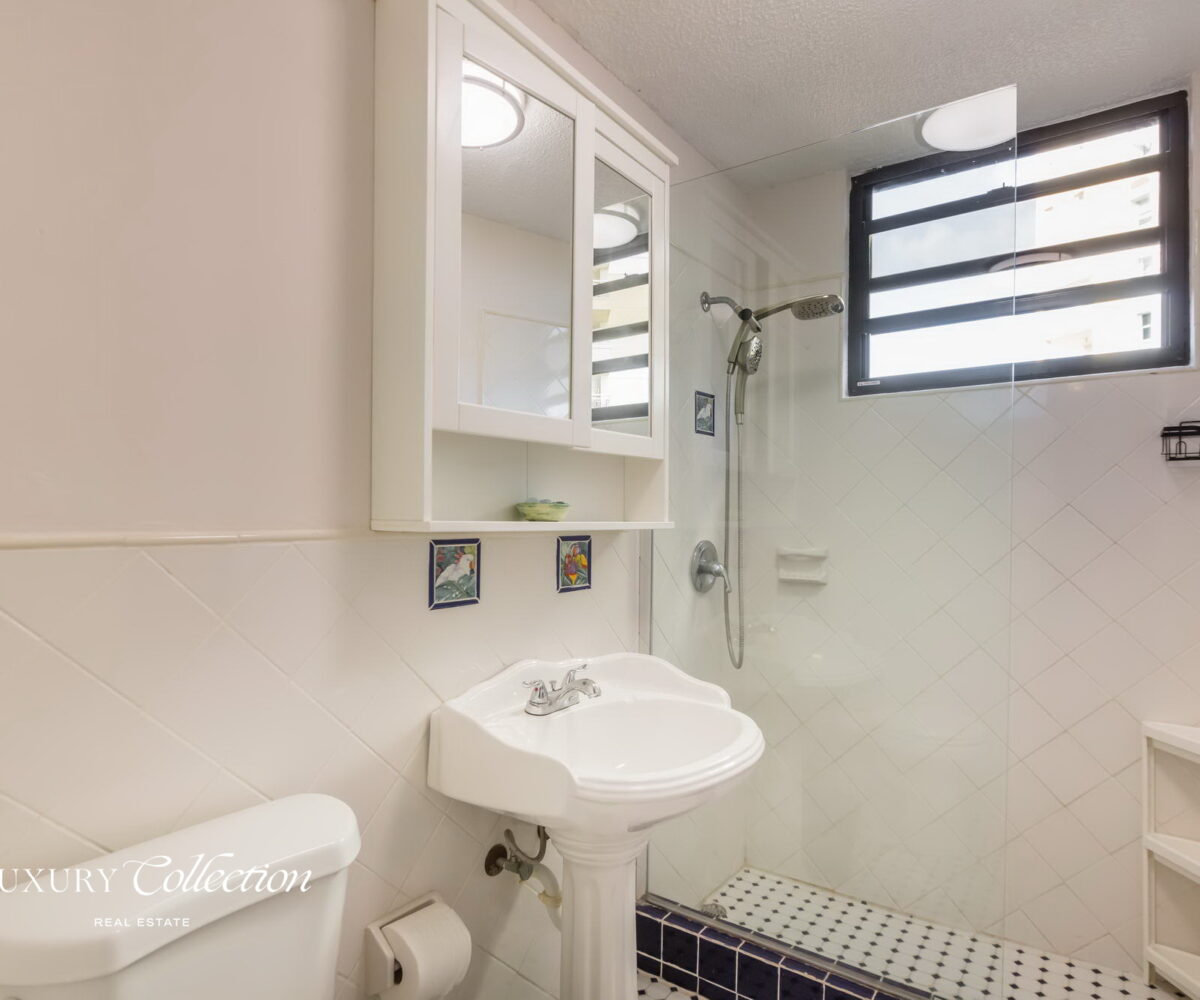 Beachfront apartment located in the Ocean Park area. This bright residence offers 2 bedrooms (convertible to 3) and 2 full bathrooms.