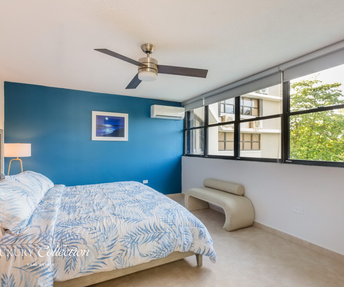 Beachfront apartment located in the Ocean Park area. This bright residence offers 2 bedrooms (convertible to 3) and 2 full bathrooms.