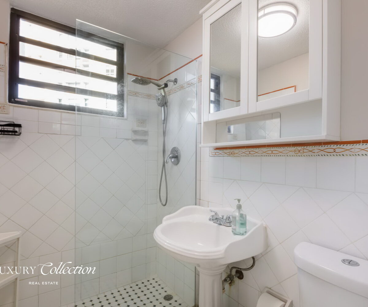 Beachfront apartment located in the Ocean Park area. This bright residence offers 2 bedrooms (convertible to 3) and 2 full bathrooms.