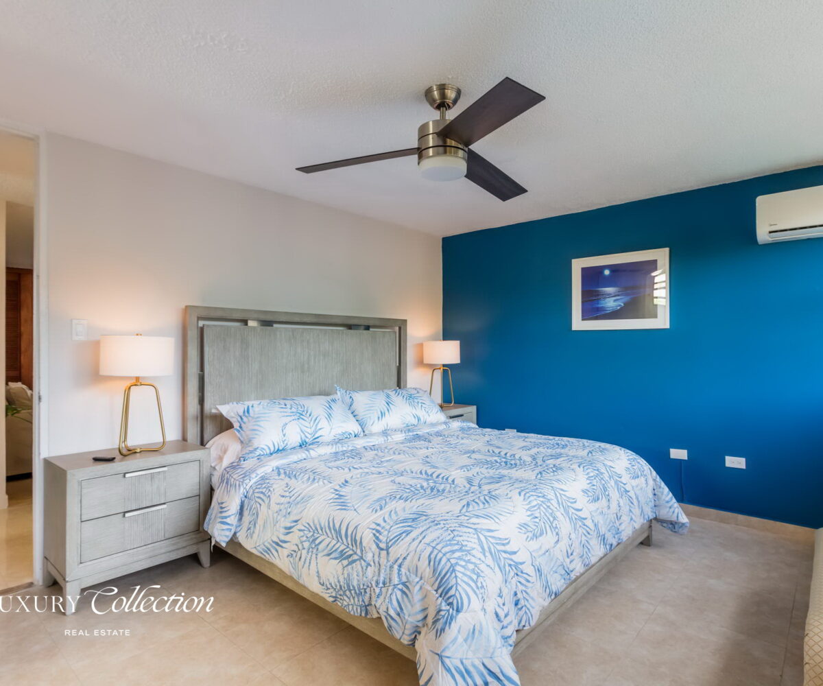 Beachfront apartment located in the Ocean Park area. This bright residence offers 2 bedrooms (convertible to 3) and 2 full bathrooms.