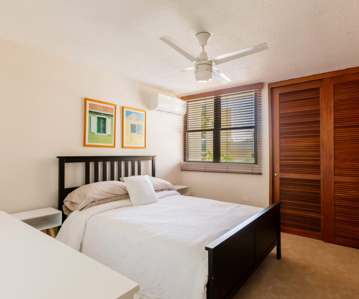 Beachfront apartment located in the Ocean Park area. This bright residence offers 2 bedrooms (convertible to 3) and 2 full bathrooms.
